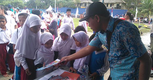 Anak-anak Belakang Padang Senang Dapat Buku Gratis